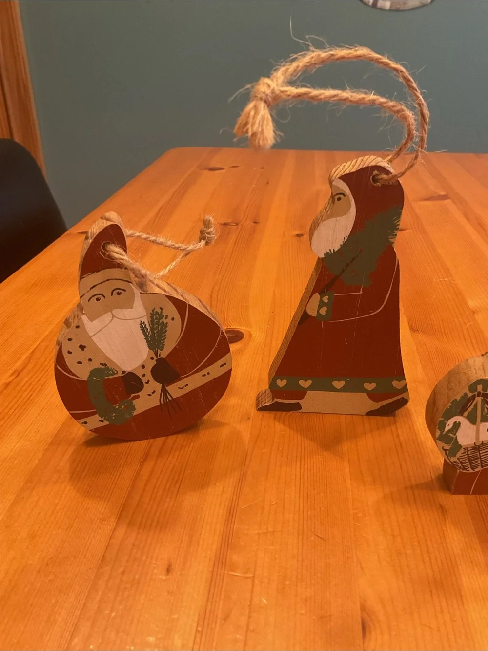 WOODEN SANTA ORNAMENTS FARMHOUSE CHRISTMAS RUSTIC COUNTRY PAINTED LOT OF 5